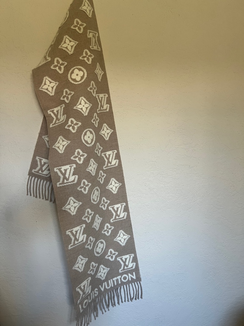 Authentic Louis Vuitton “3D LV” wool monogram scarf - Picture 6 of 8